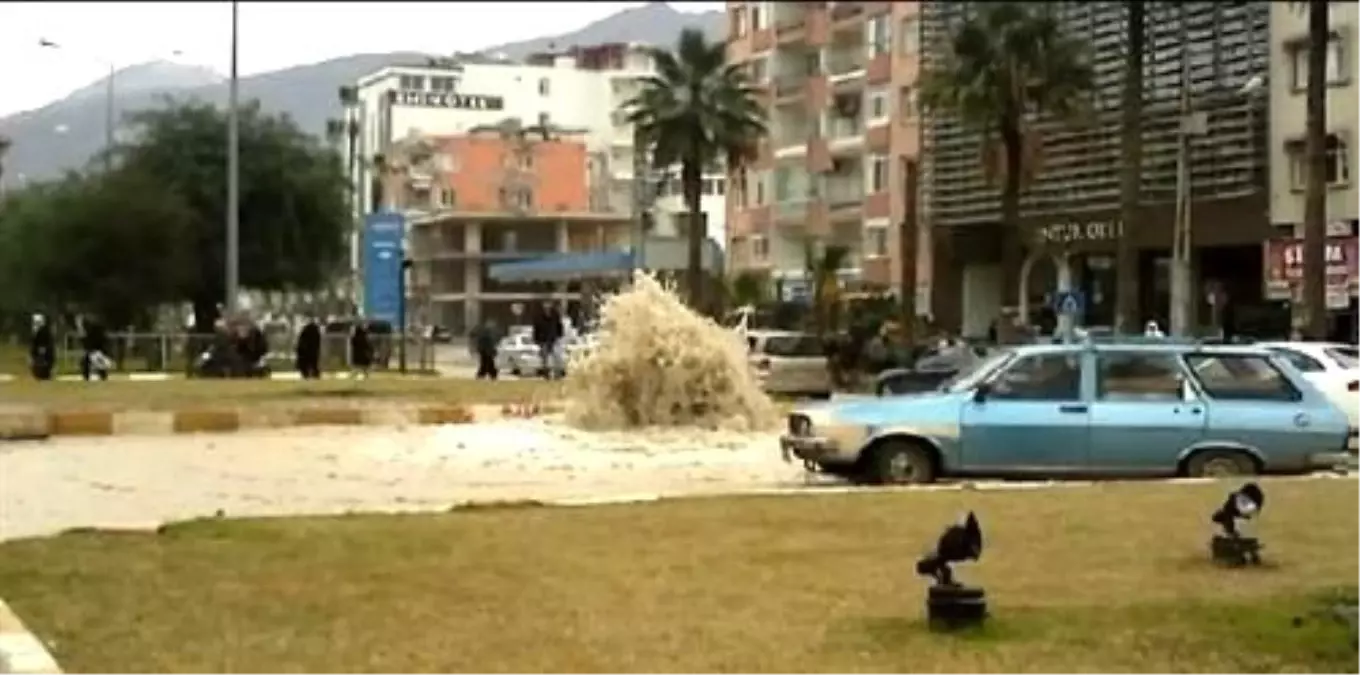 Boru Patladı, Cadde Sel Altında Kaldı