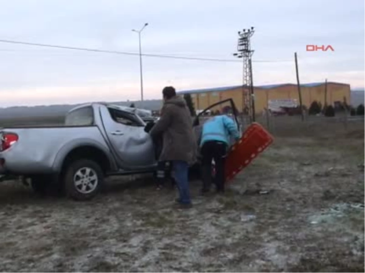 Çorlu Buzlu Yolda Kamyonet Takla Attı: 4 Yaralı Buzlu Yolda Kamyonet Takla Attı4 Yaralı