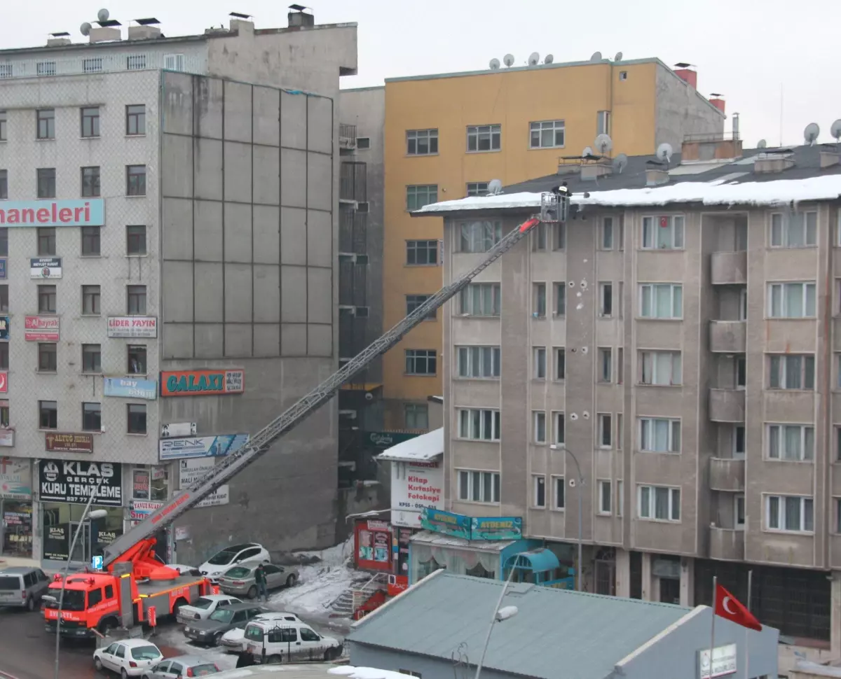 Erzurum\'da Saçaklardaki Buzlar Temizleniyor