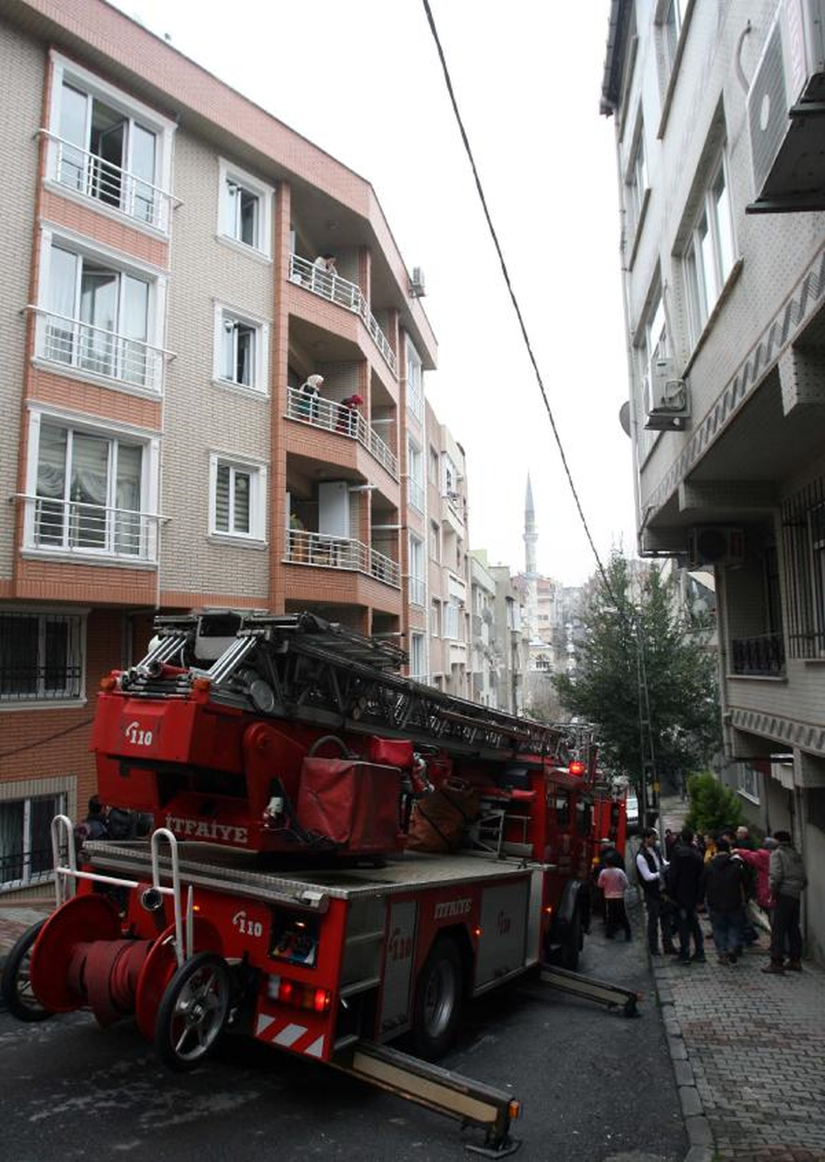 Hamile Kadın ve Oğlunu İtfaiye Kurtardı