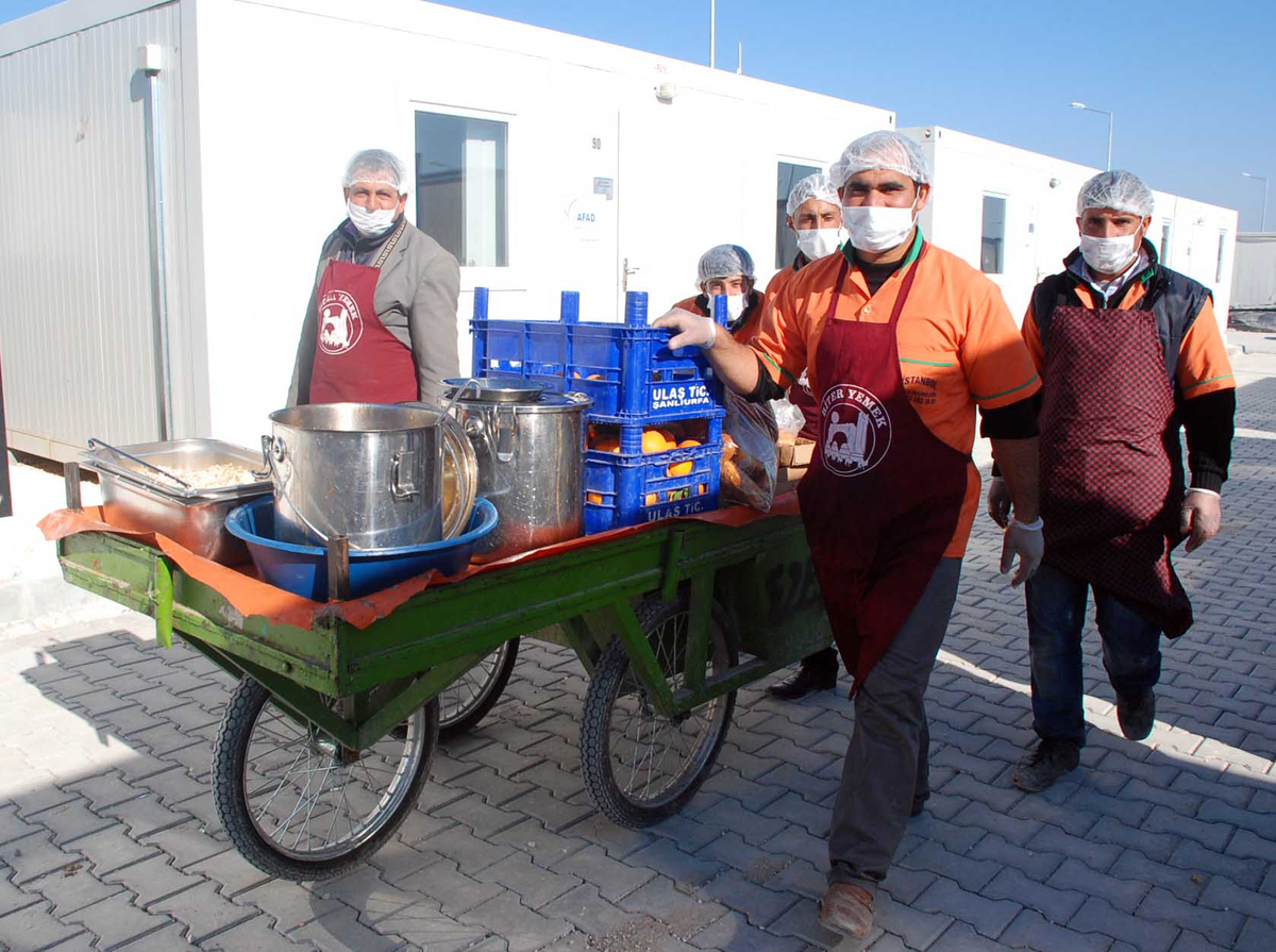 Harran\'da Konteyner Kentteki Mültecilere Yemek Dağıtımı