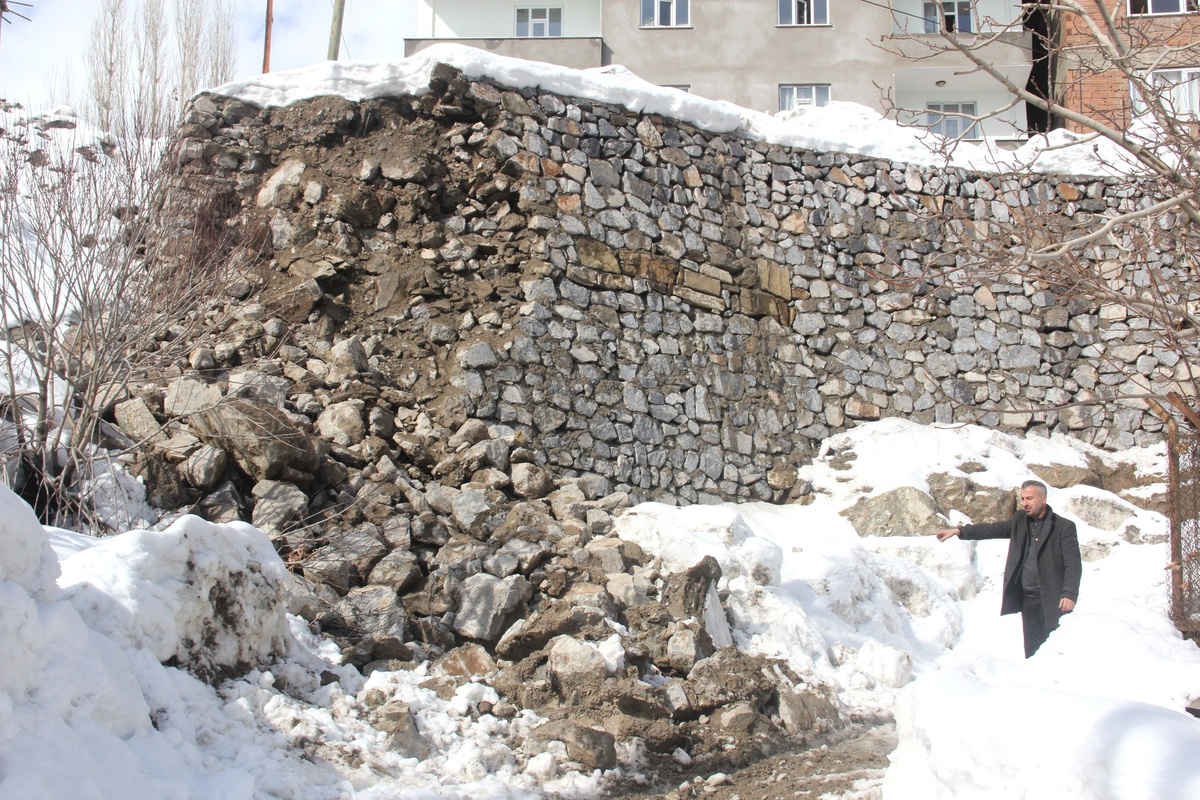 İstinat Duvar Çöktü Mahalle Sakinleri Ölümden Döndü