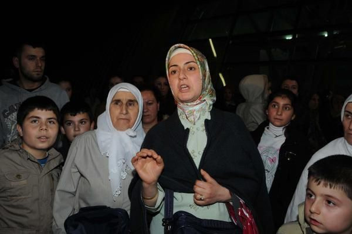 İzmir Umre Yolcularından \'Mağdur Olduk\' Şikayeti Umre Yolcularından \'Mağdur Olduk\' Şikayeti İzmir...