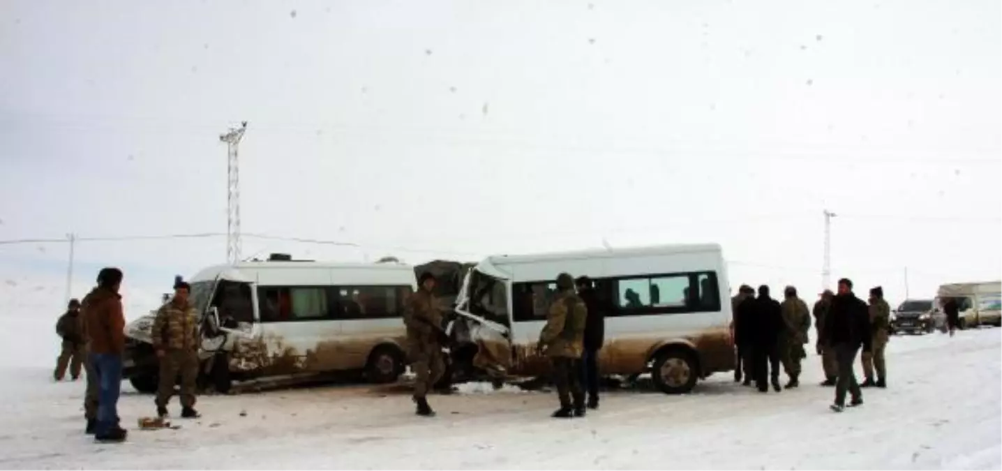Minibüsler Çarpıştı: 18 Yaralı