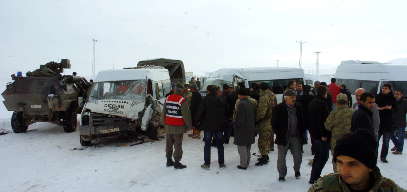 Minibüsler Çarpıştı: 18 Yaralı