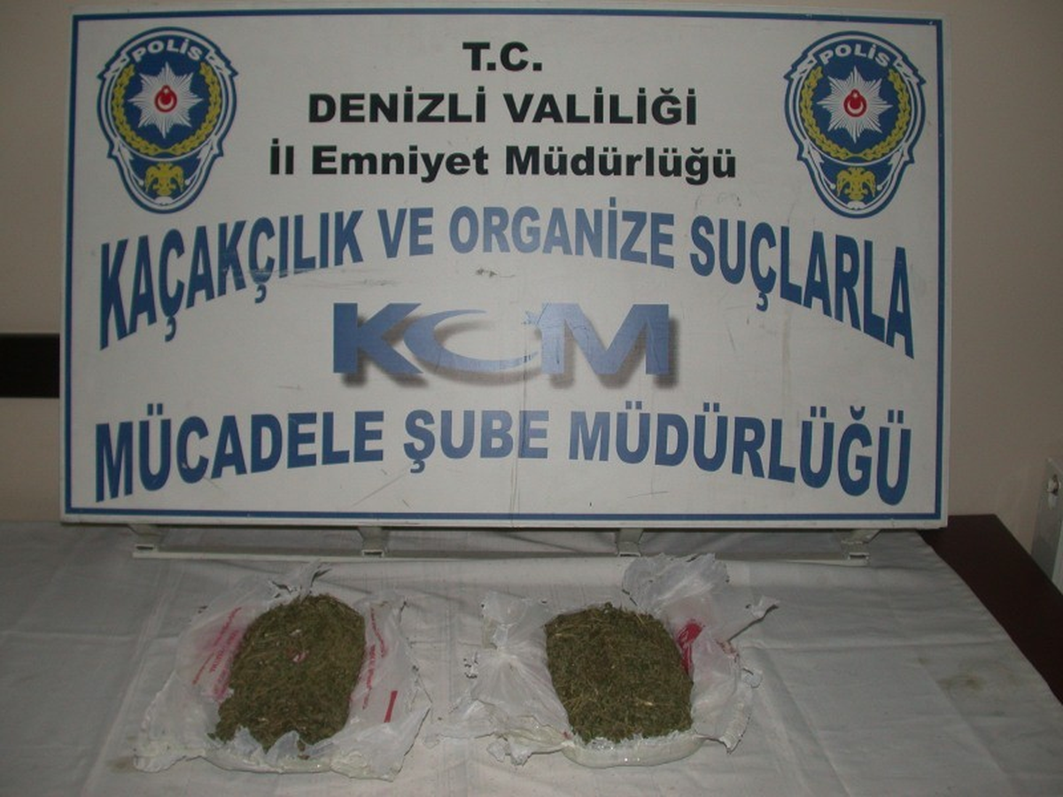 Polis, Uyuşturucuyu Şüphelinin Belinde Yakaladı