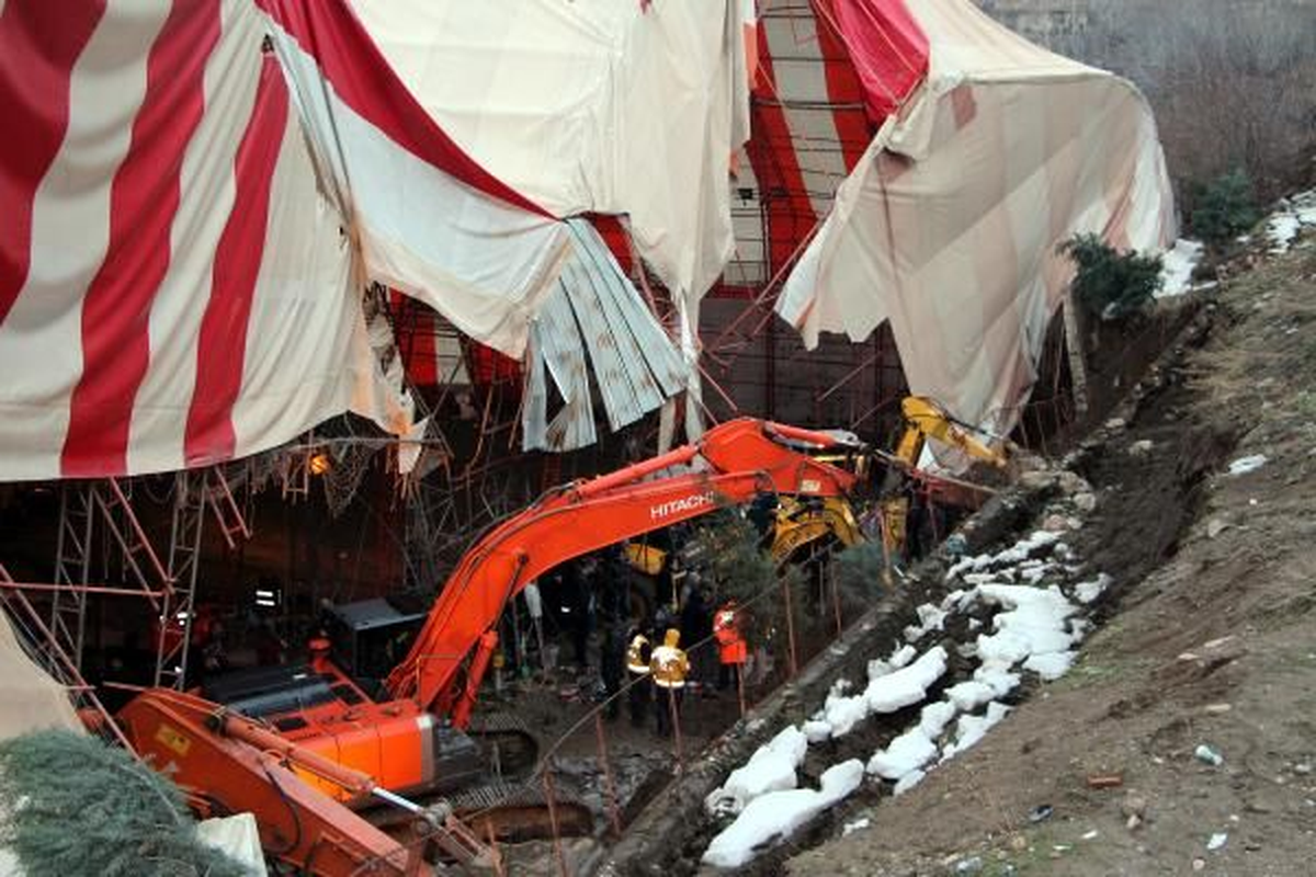 Şırnak\'ta Halı Saha İstinat Duvarının Çökmesi