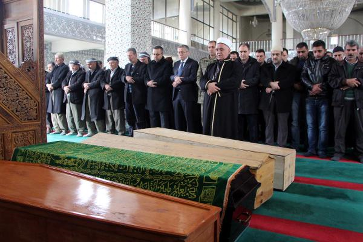 Şırnak\'ta Halı Sahanın İstinat Duvarı Çöktü; 7 Ölü, 3 Yaralı (2)