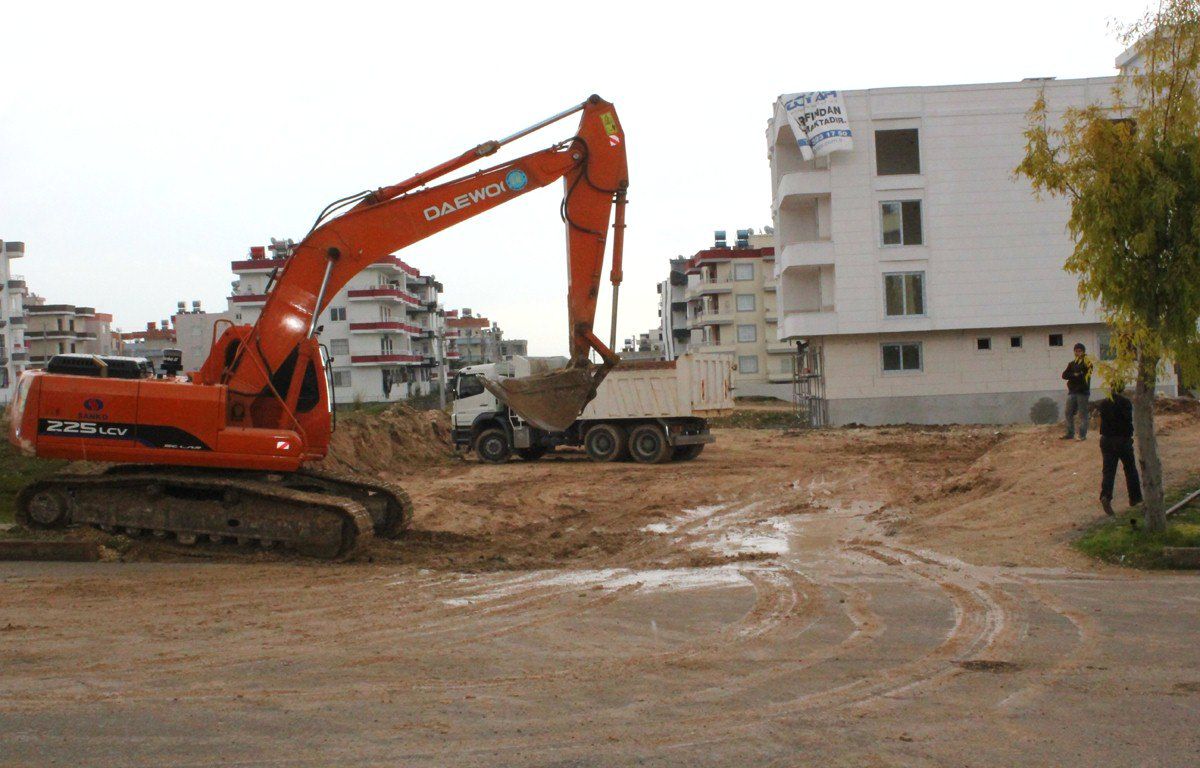 Toroslar\'da Yollar İmar Planlarına Uygun Hale Getiriliyor