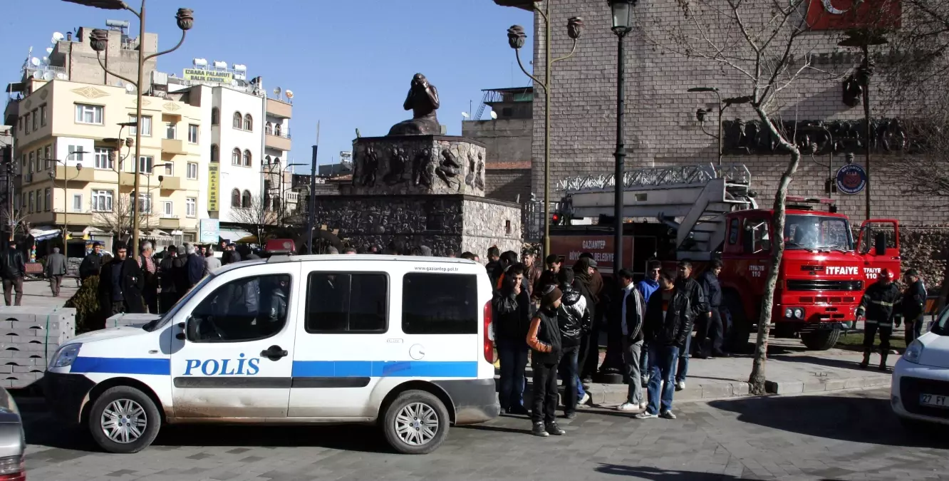 Anıta Tırmanan Suriyeliyi İtfaiye İndirdi