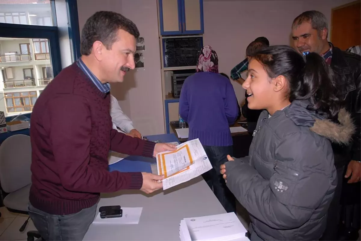 Başarılı Öğrenciye Karne Hediyesi Tatı\'dan