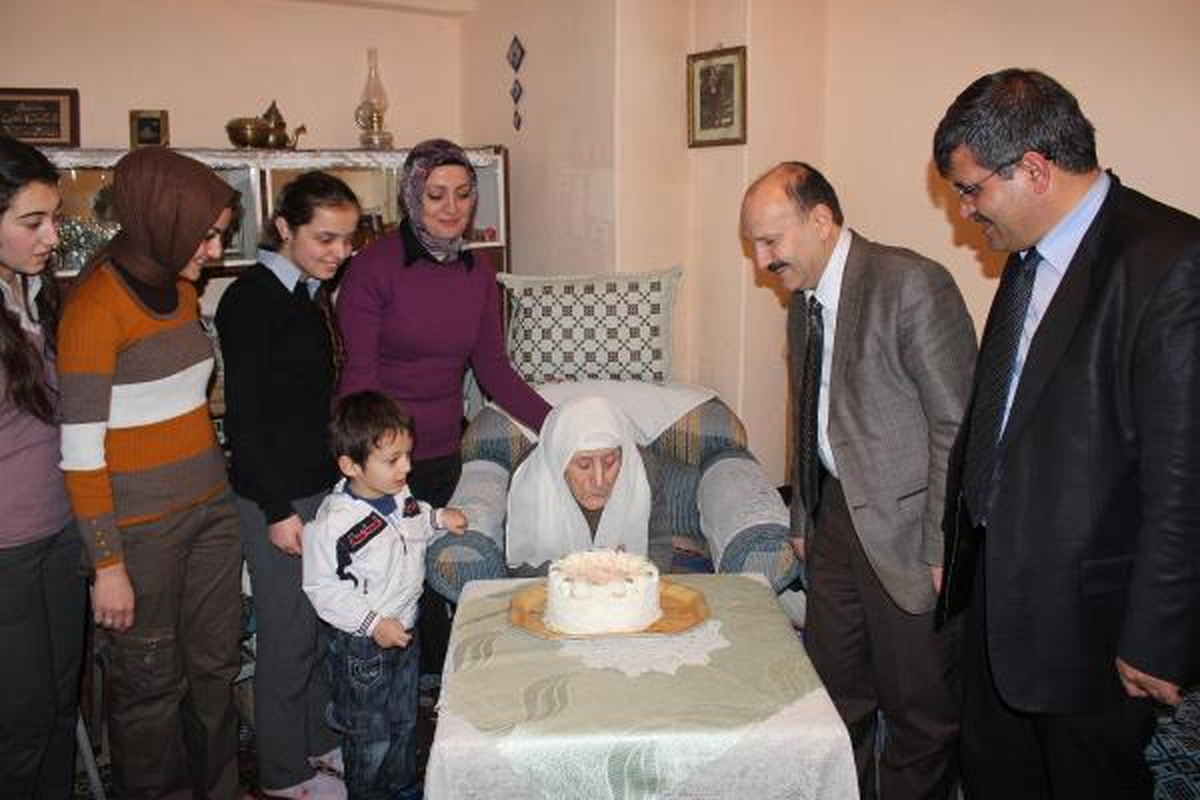 Belediyeden 100 Yaşını Geçenlere Doğum Günü