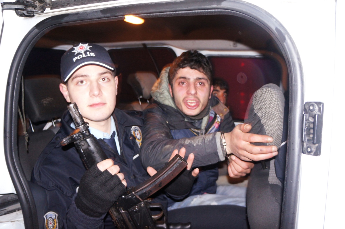Çaldıkları Otomobille Polis Otosuna Çarptılar…