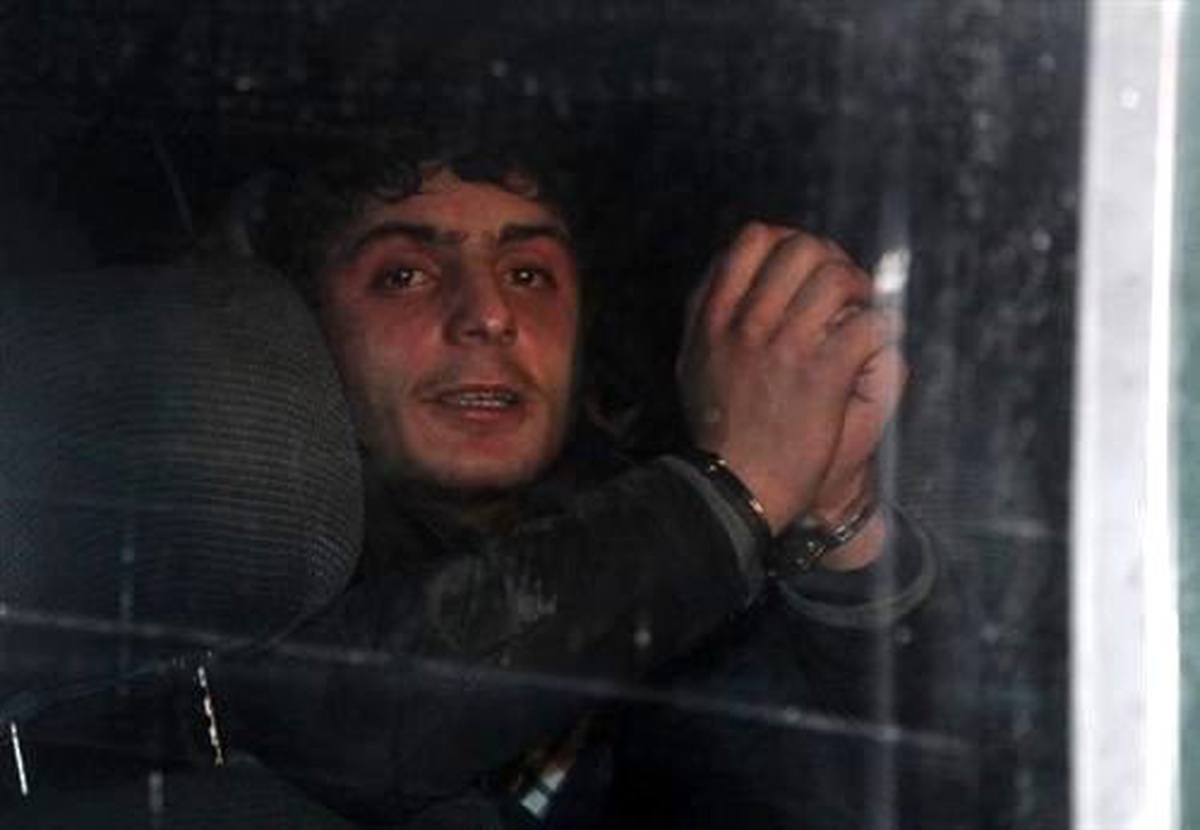 Çalıntı Otomobille Polise Çarptılar