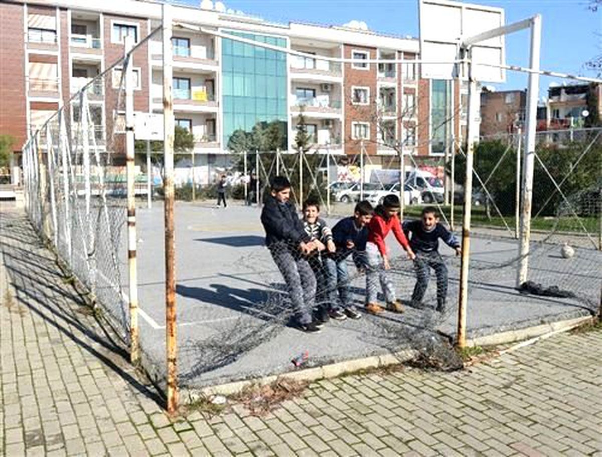 Çocuk Parkındaki Tel Örgüler Tehlike Saçıyor