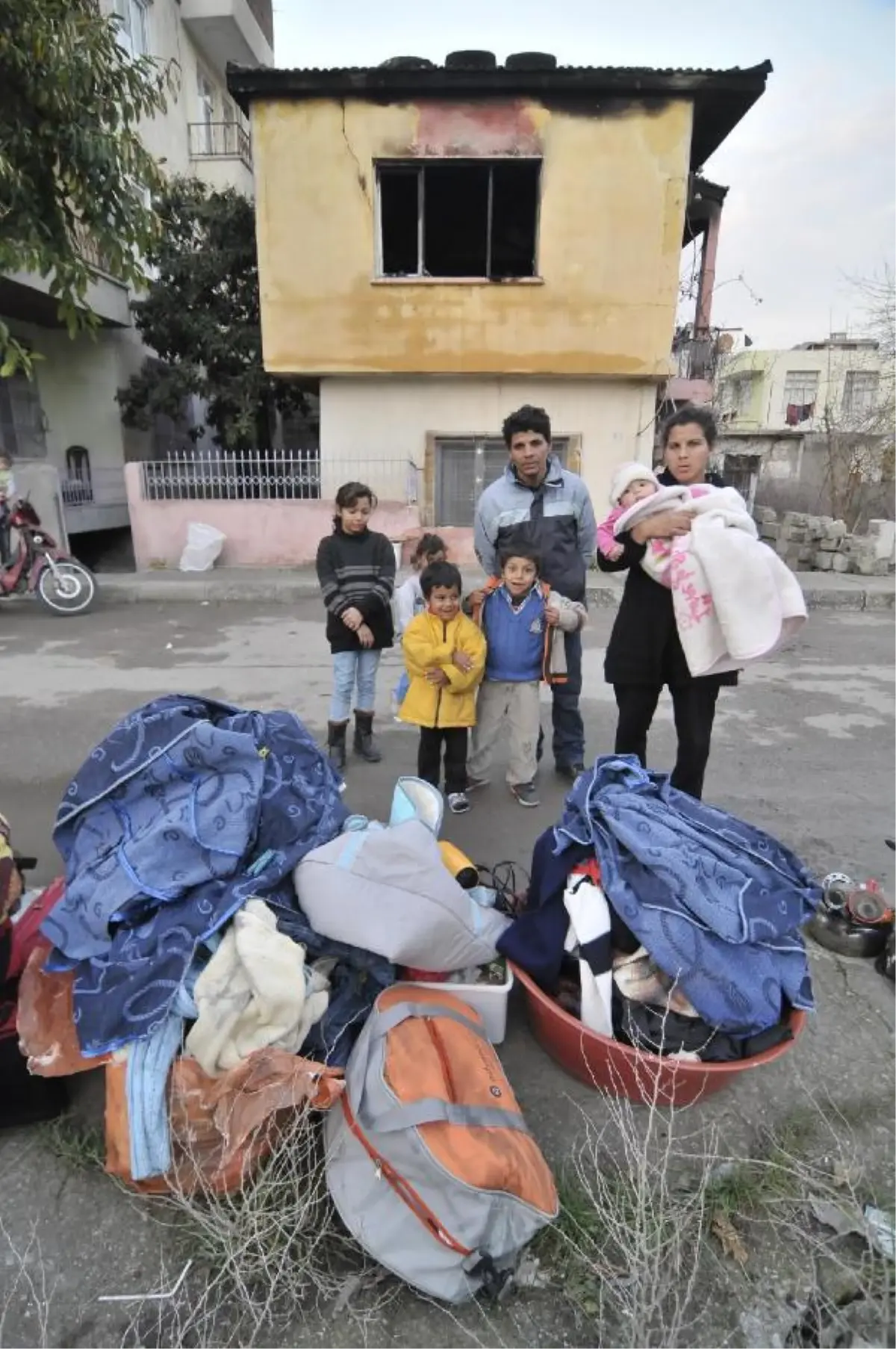 Evleri Yanan 6 Nüfuslu Aile Sokakta Kaldı