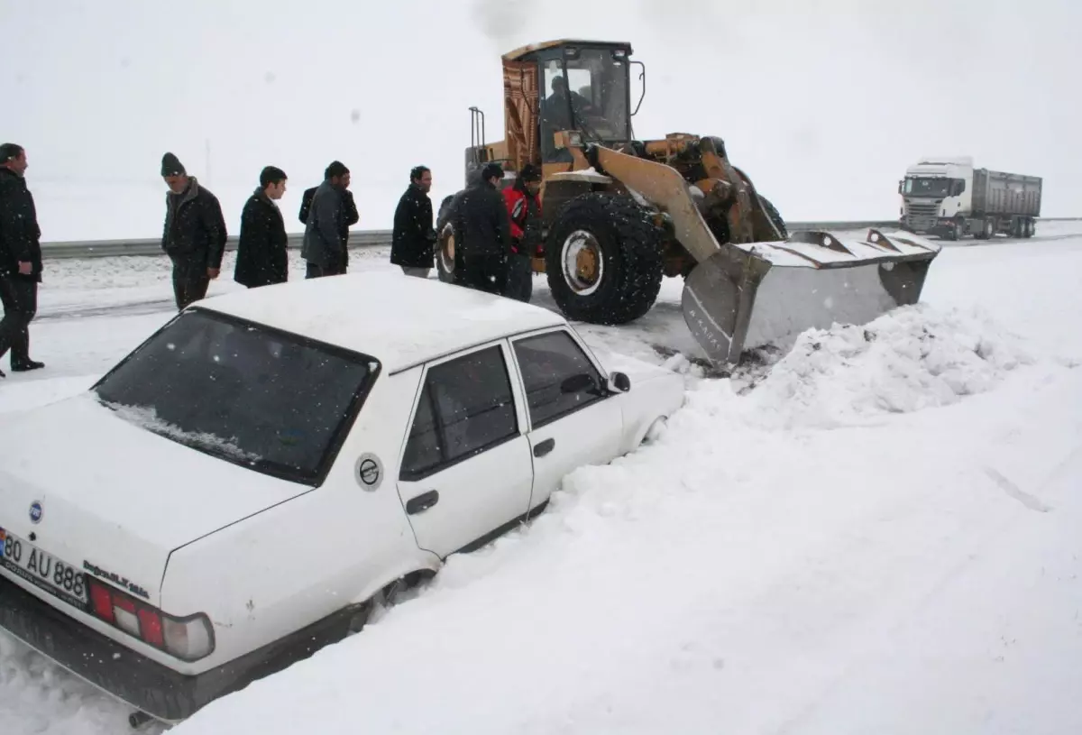 Kars\'ta Buzlanan Yol Kazalara Neden Oldu