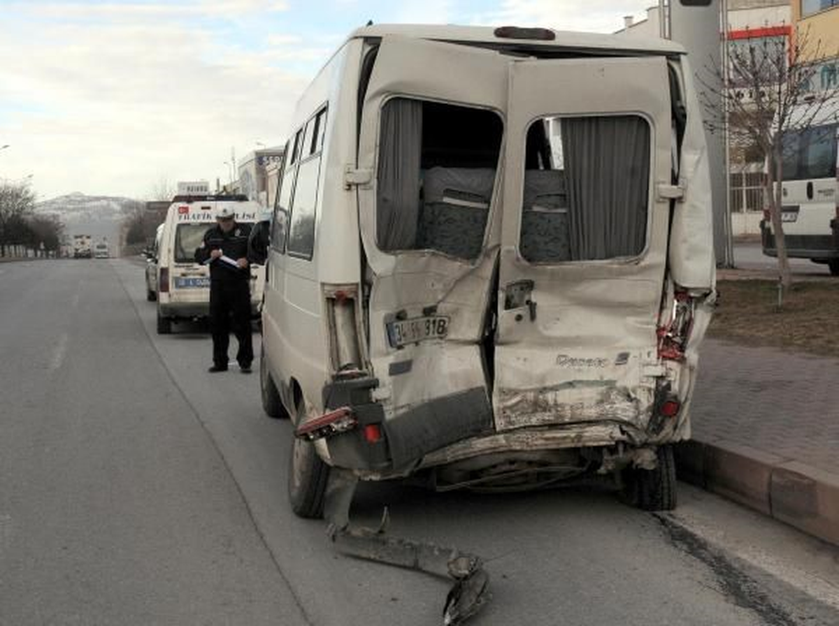 Kayseri\'de Zincirleme Trafik Kazası: 3 Yaralı