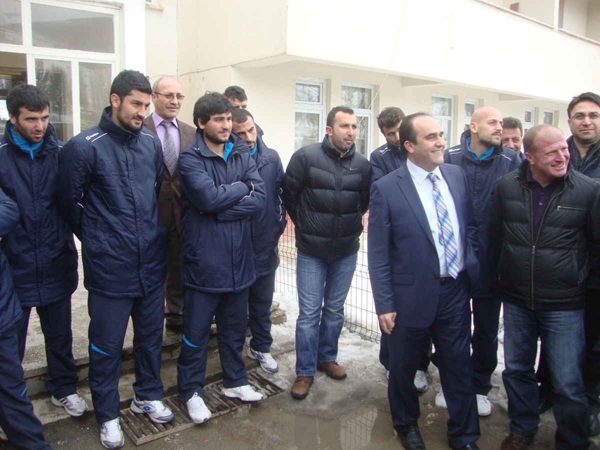 Milletvekili Bünyamin Özbek'ten Bayburt Group Özel İdare Spor'a Moral Ziyareti