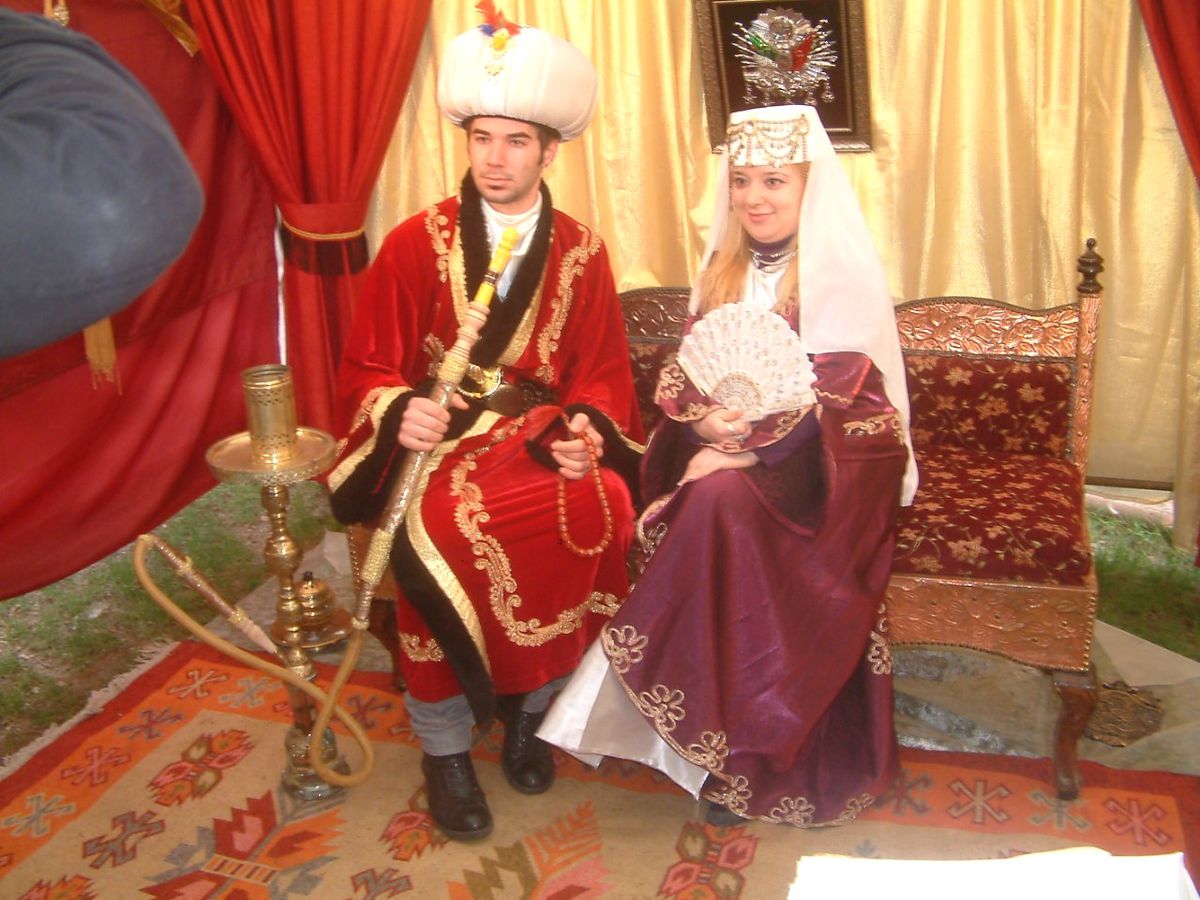Osmanlı Giysileriyle Fotoğraf Çektirdiler