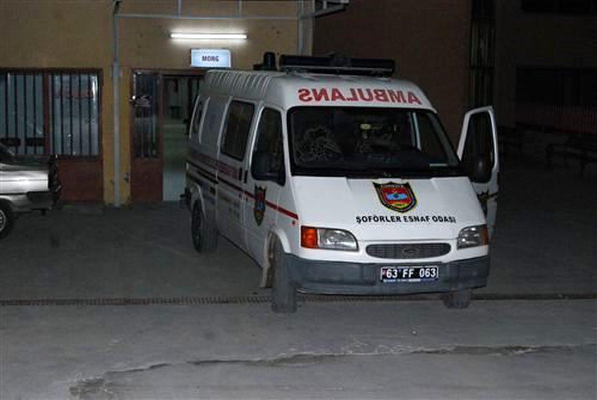 Otomobiliyle 3 Kişiye Çarpıp Kaçtı