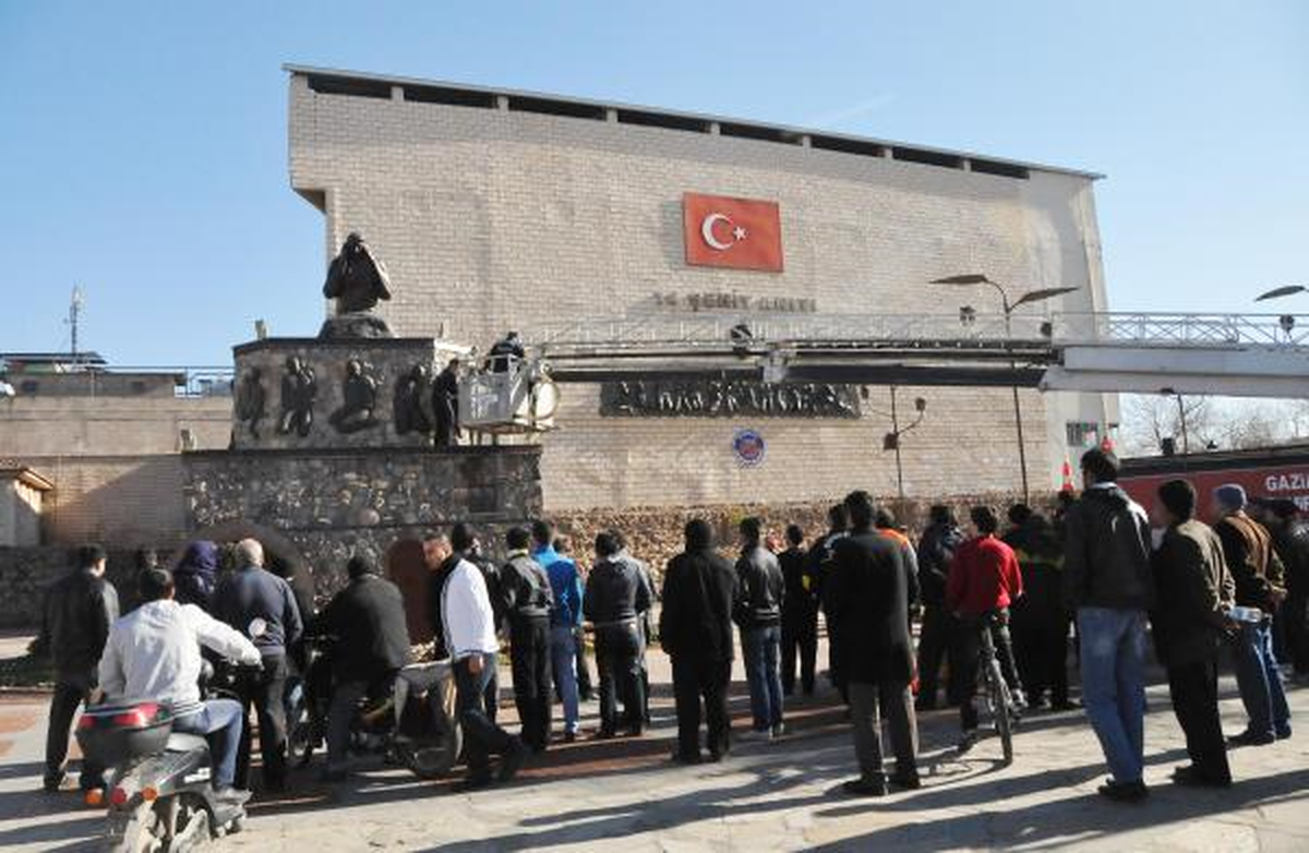 Suriyeli Soyunup Anıta Çıktı