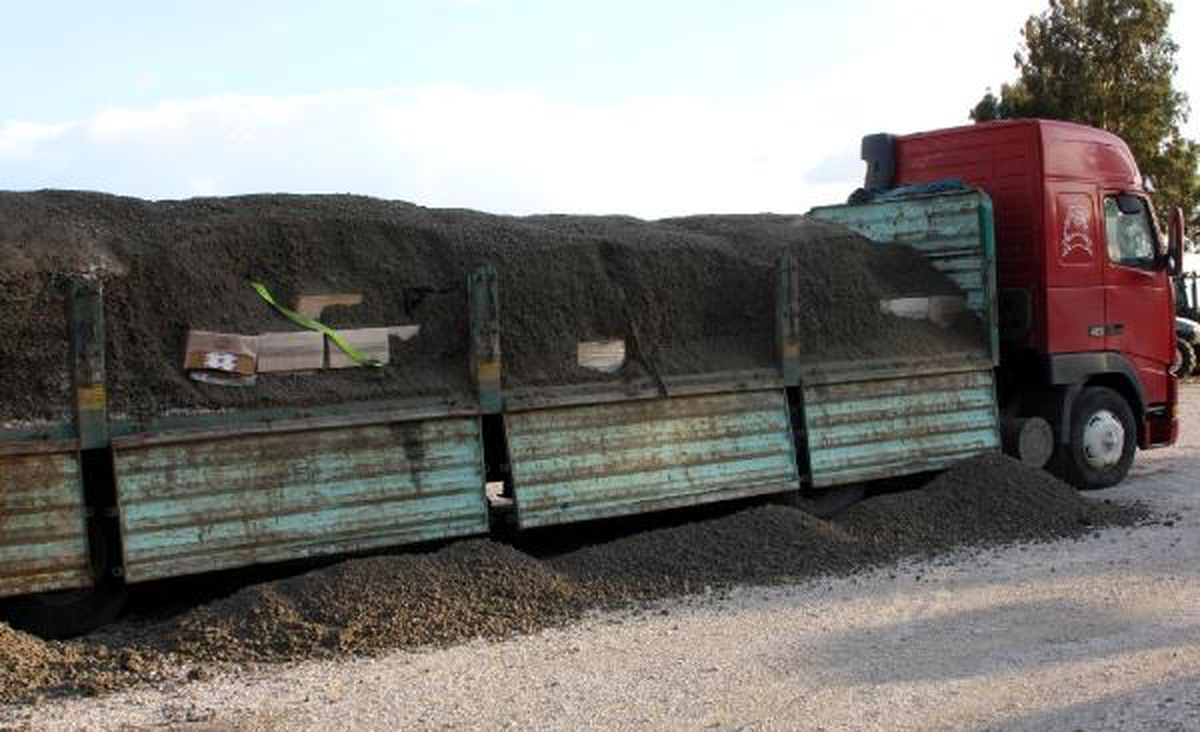 Kumun Altından 55 Bin Paket Kaçak Sigara Çıktı