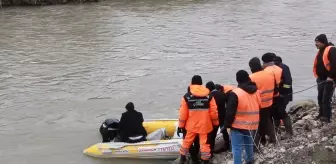 Taşlara Çarpan Kamyonet Kızılırmak'a Uçtu