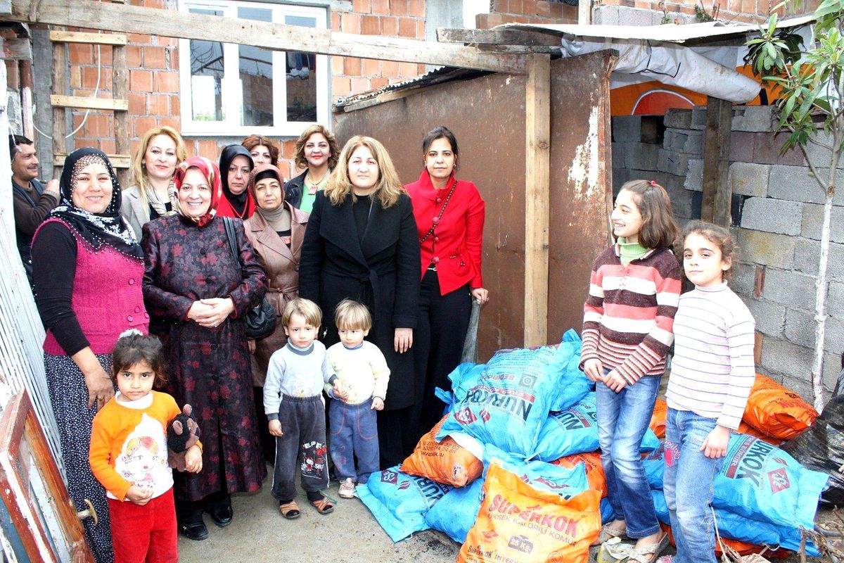 Ak Partili Kadınlardan Sel Mağduru Aileye Yardım