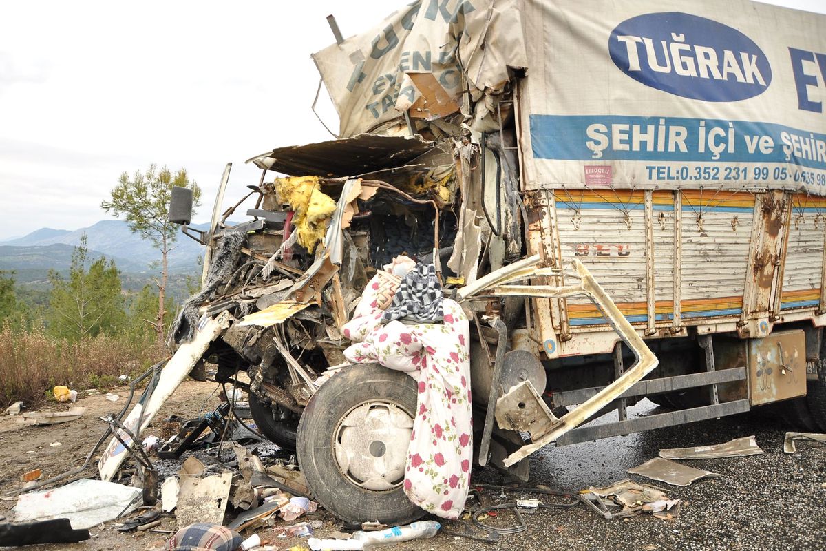 Antalya\'da İki Kamyon Çarpıştı: 2 Ölü, 2 Yaralı