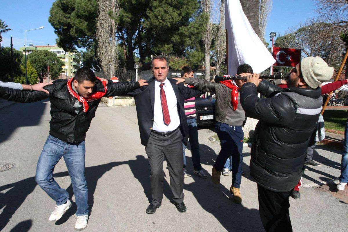 Ayvalık\'ta Asker Uğurlaması Düğün Alayı Gibi Yapılıyor