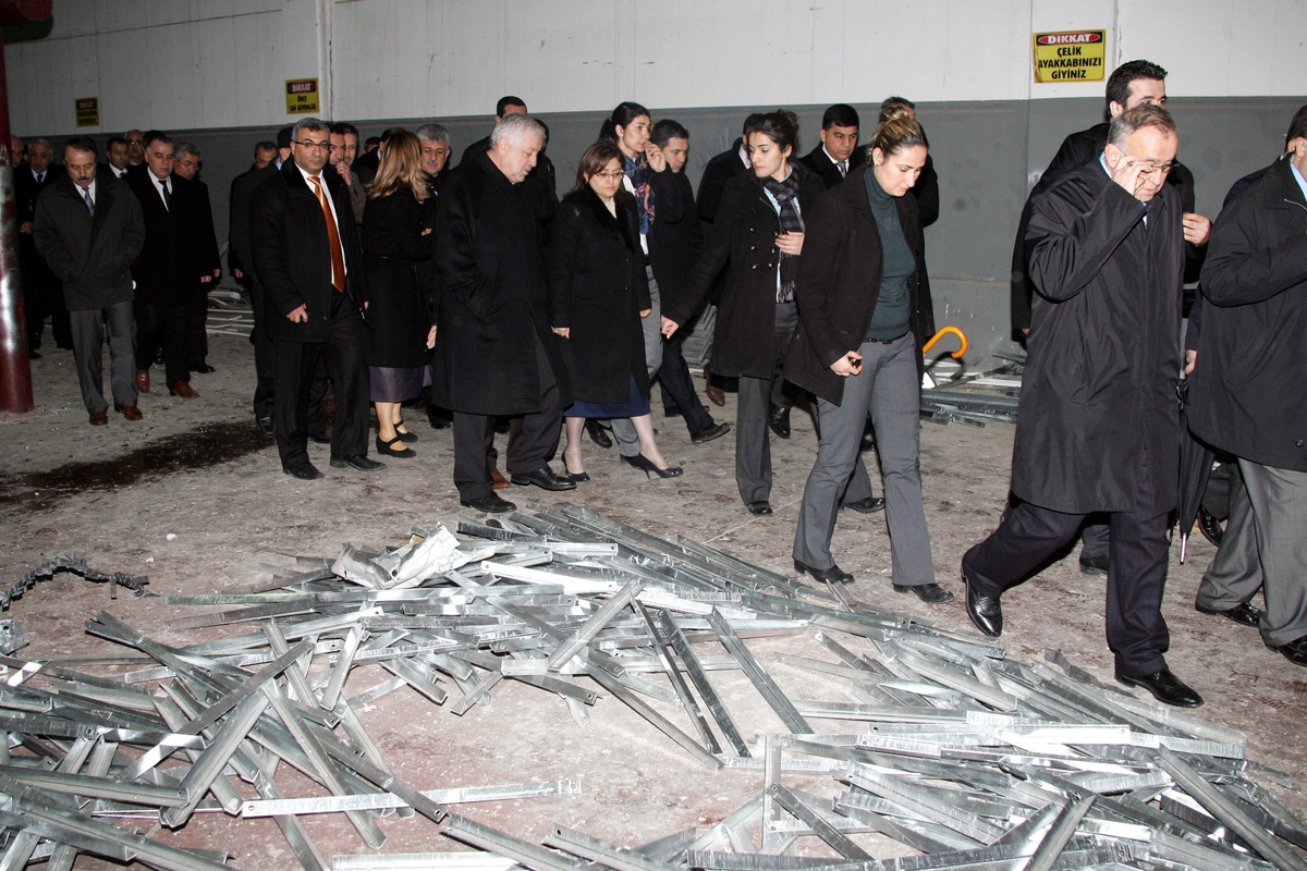 Bakan Fatma Şahin, Patlamanın Meydana Geldiği Fabrikada İncelemelerde Bulundu (2)