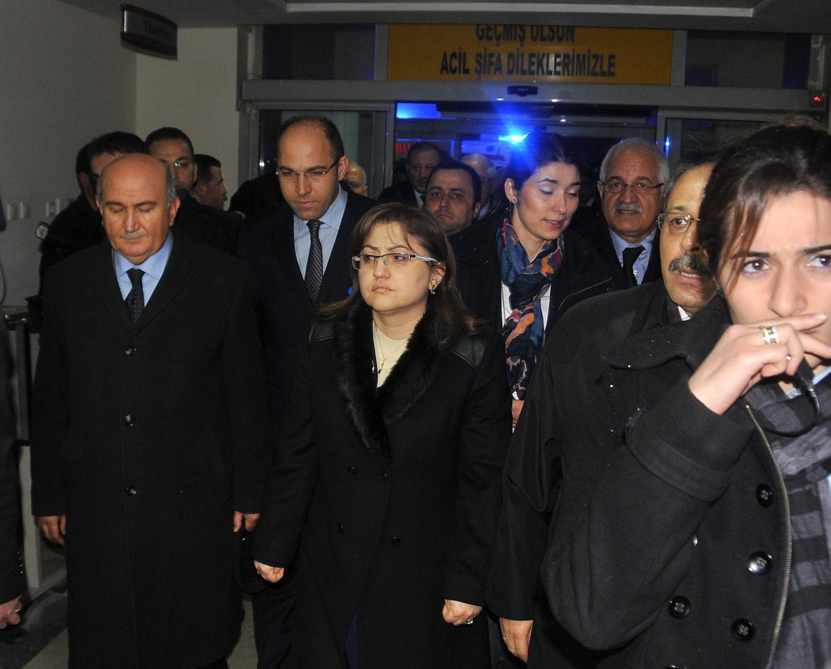 Bakan Şahin\'den Ölen İşçilerin Ailelerini Ziyaret Etti "Gaziantep\'te Galvaniz Tesisinde Patlama; 7...