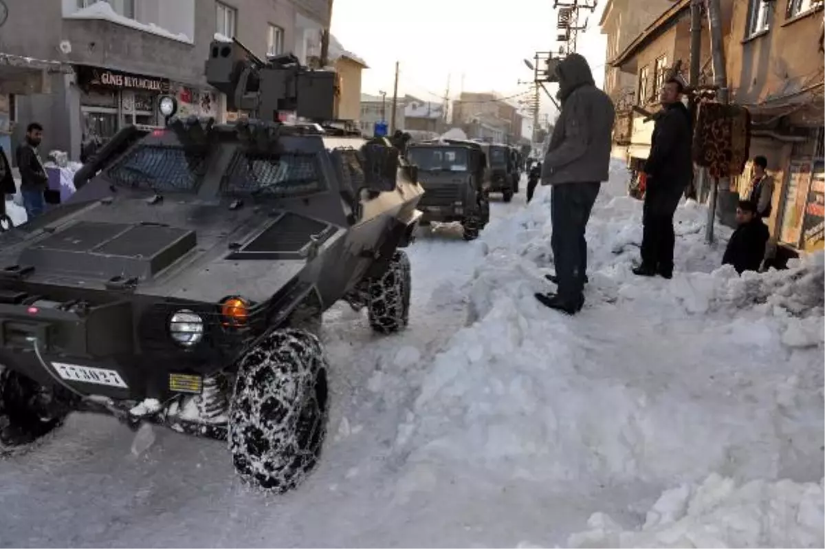 Beytüşşebap\'ta Kar Kamyonlarla Taşınıyor