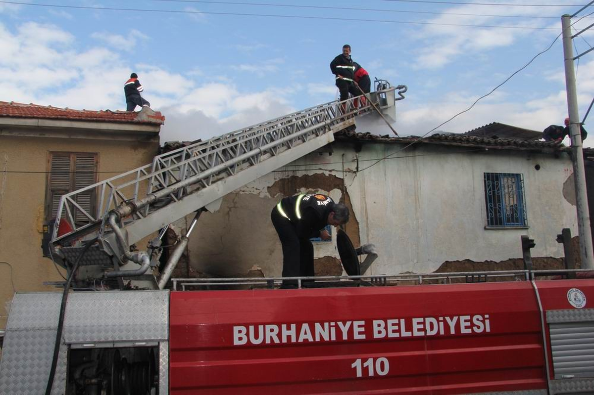 Burhaniye\'de İtfaiye Ekipleri Yangına, 3 Dakikada İçinde Müdahale Etti