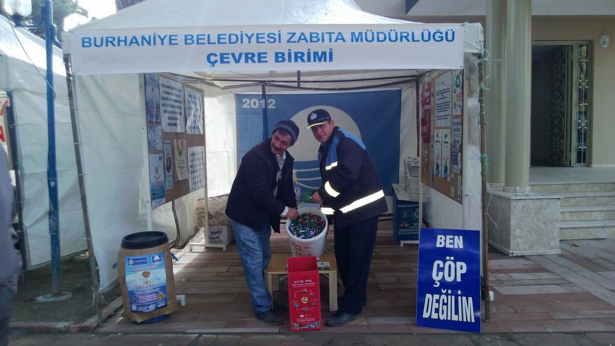 Burhaniye\'de Zabıtanın Açtığı Çevre Standı İlgi Gördü