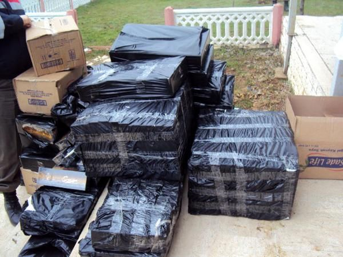 Çubuk\'ta Esrar ve Kaçak Sigara Ele Geçirildi