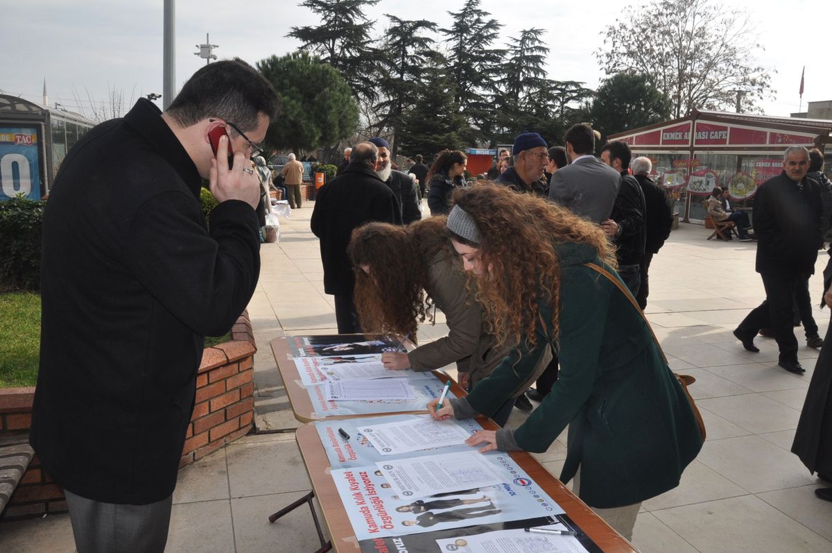 Eğitim Bir-Sen\'den Başörtüsü İmza Kampanyası
