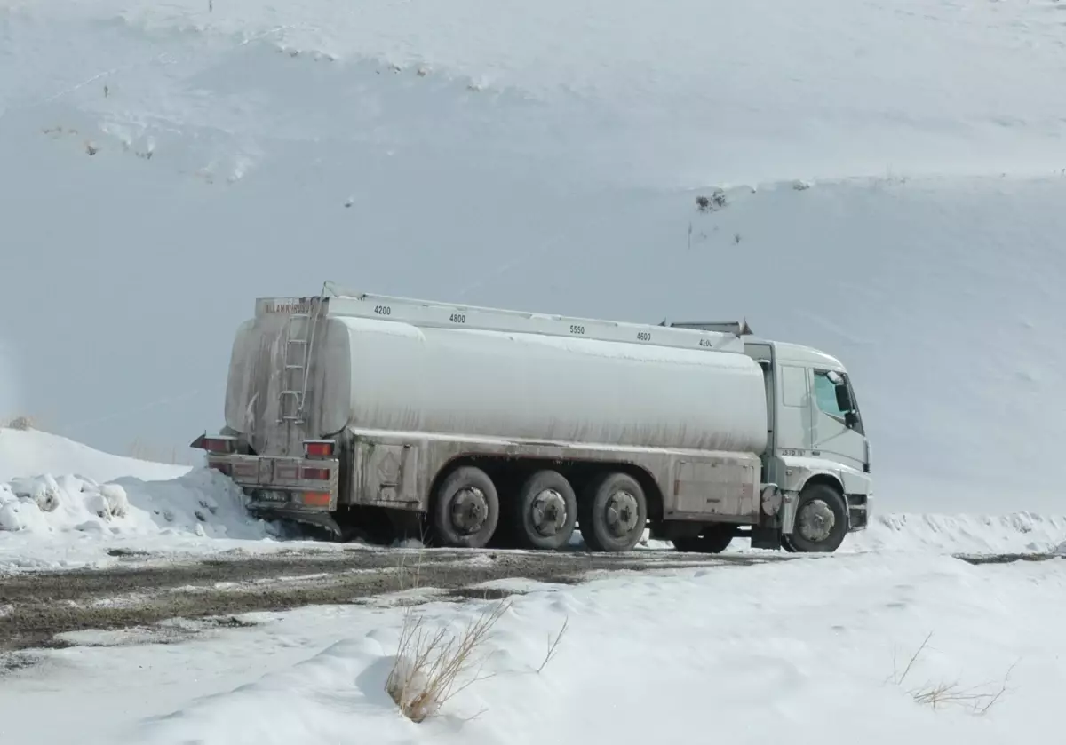 Erzurum\'da Snowboard Şampiyonası İçin Taşıma Suyla Hazırlık