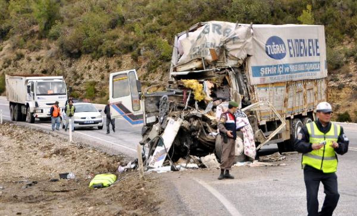 İki Kamyon Çarpıştı: 2 Ölü, 1 Yaralı