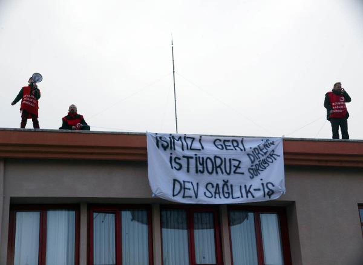 İşten Çıkarılan İşçi Oğluyla Birlikte Hastanenin Çatısına Çıktı