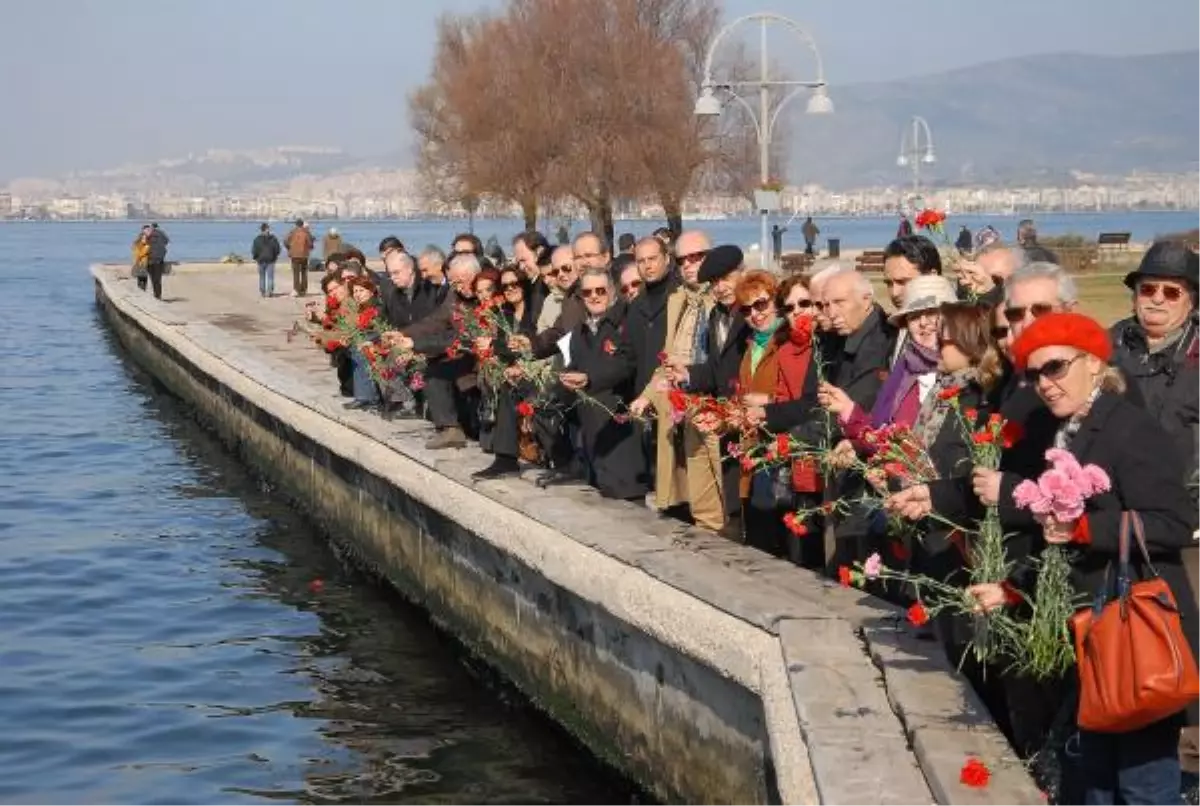 Lozan Mübadilleri İçin Denize Karanfil