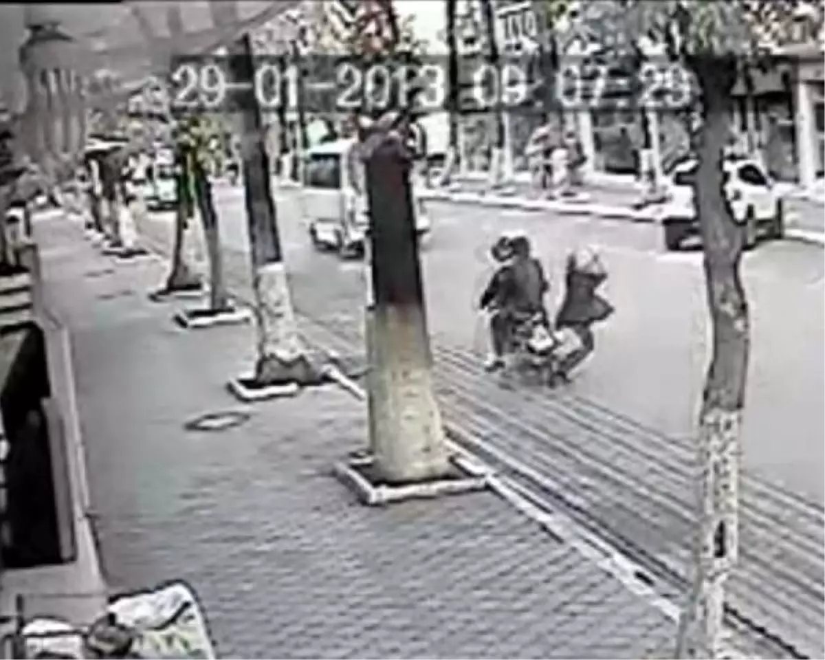 Motosiklet Kazası Güvenlik Kamerasına Yansıdı