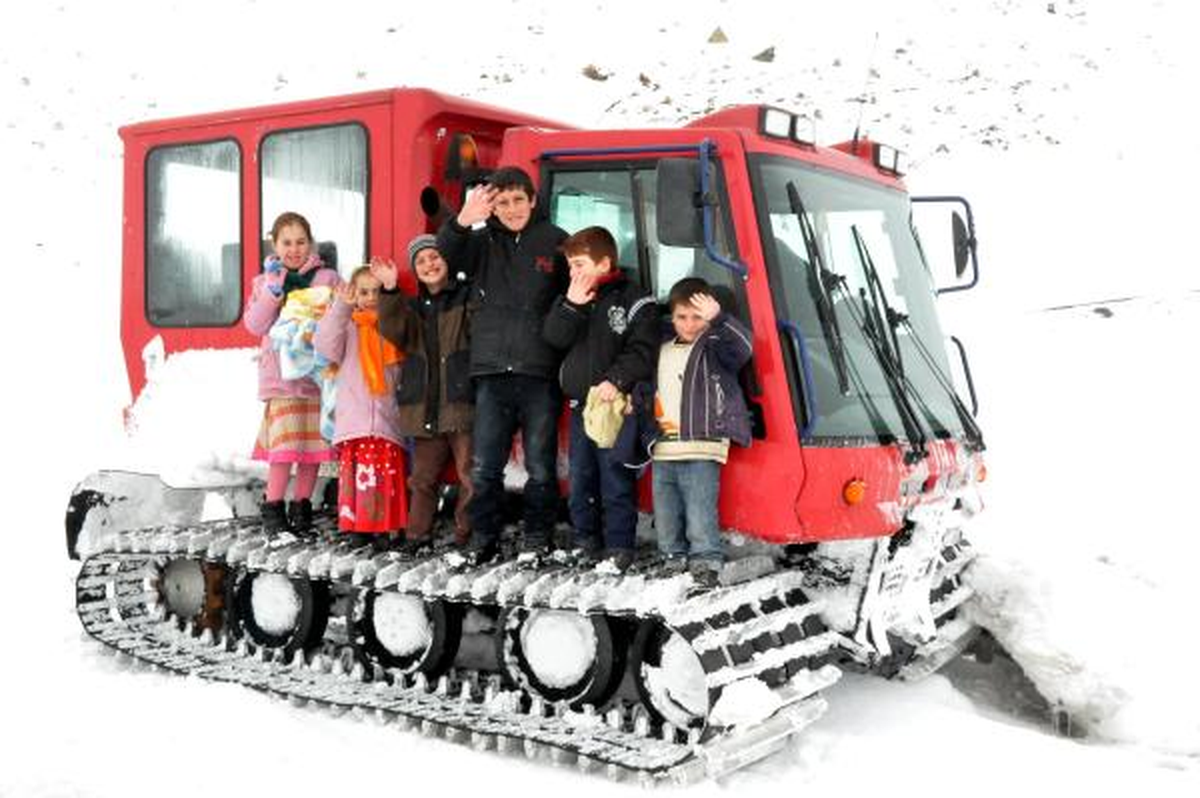 Öğrenciler Köylerine Kar Üstü Araçla Ulaştırıldı