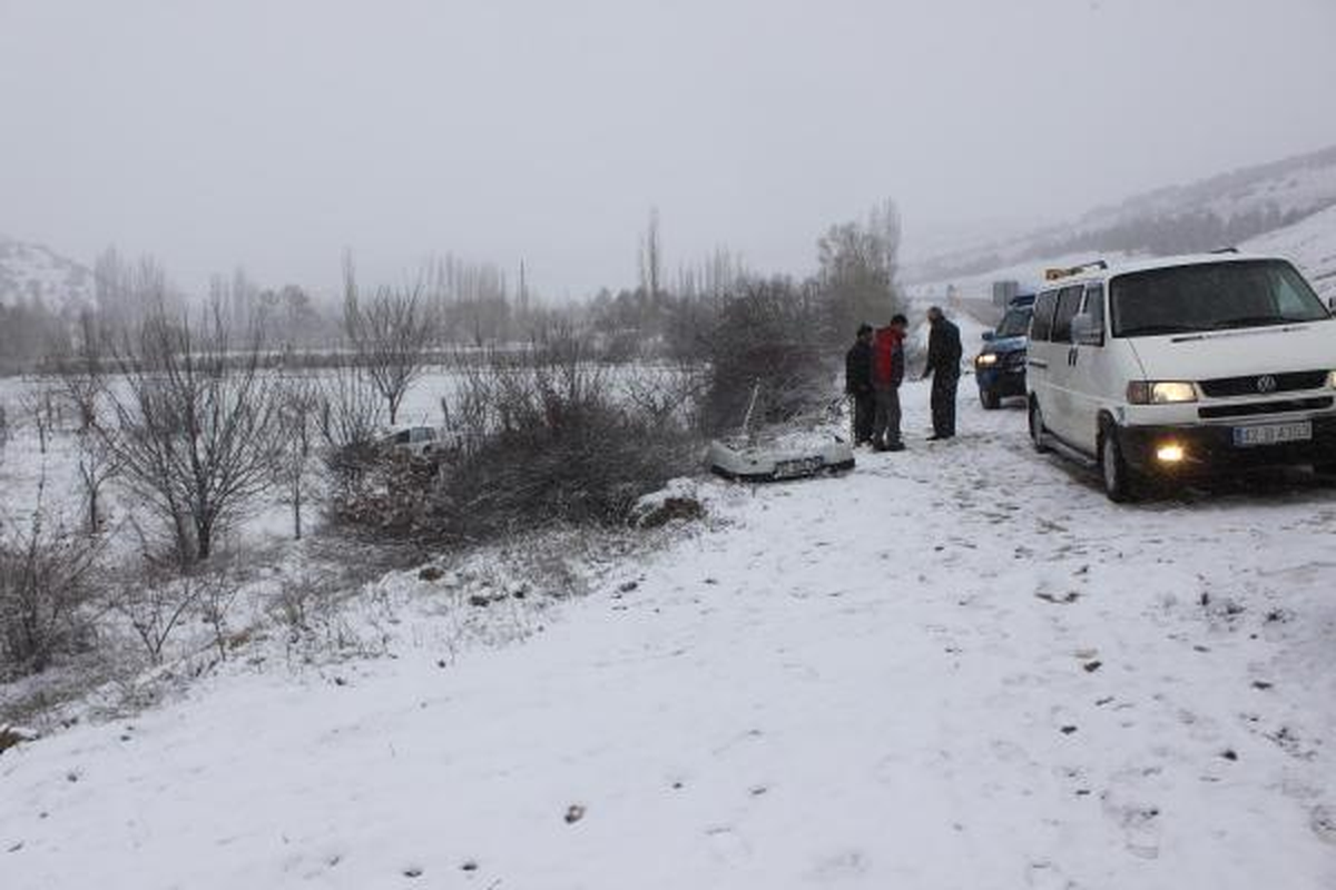 Otomobil 15 Metre Şarampole Yuvarlandı: 2 Yaralı