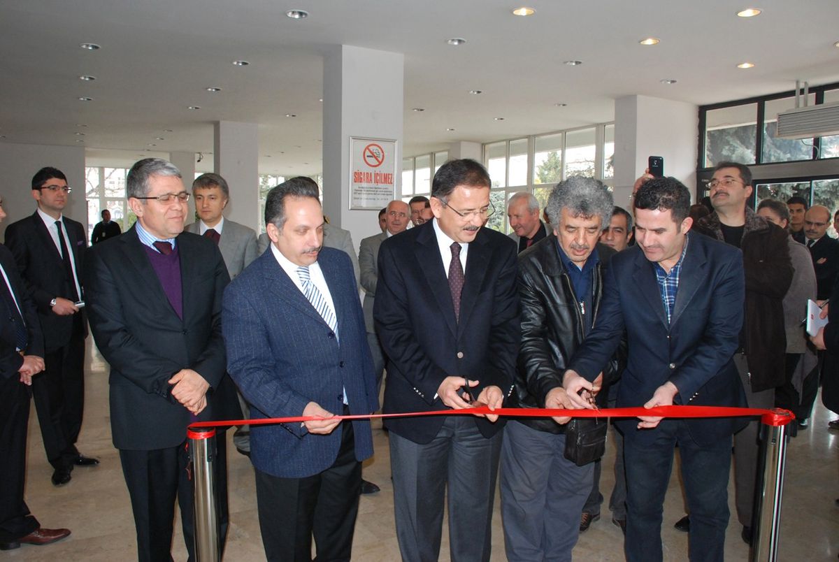 Özhaseki "Tuvale Hat" Sergisini Açtı