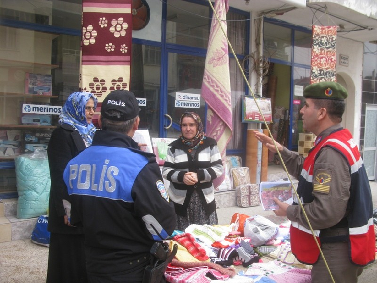 Polis ve Jandarma Selendi\'de Halka Broşür Dağıttı