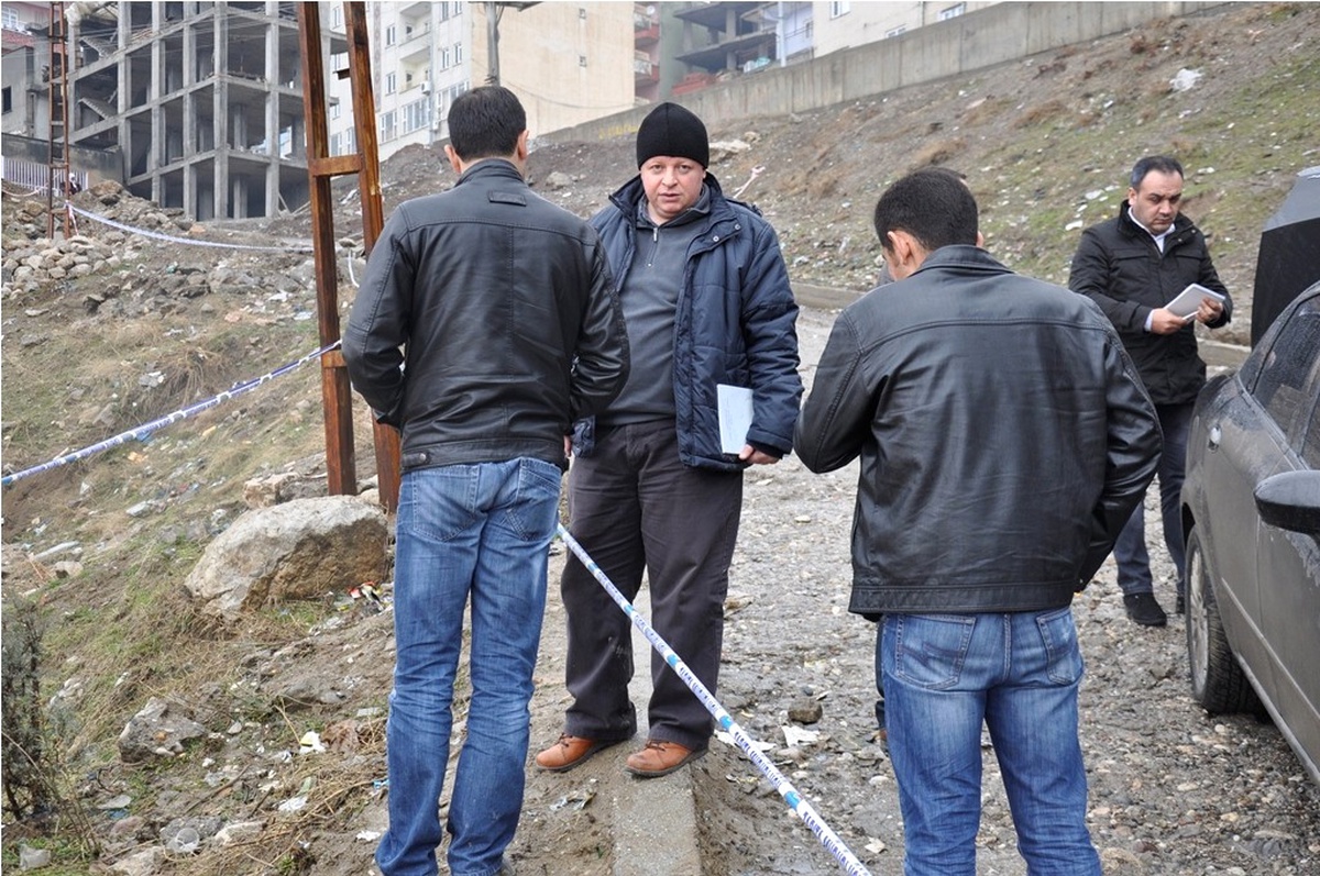Şırnak\'ta Savcı, Yıkılan Halı Sahayı İnceledi