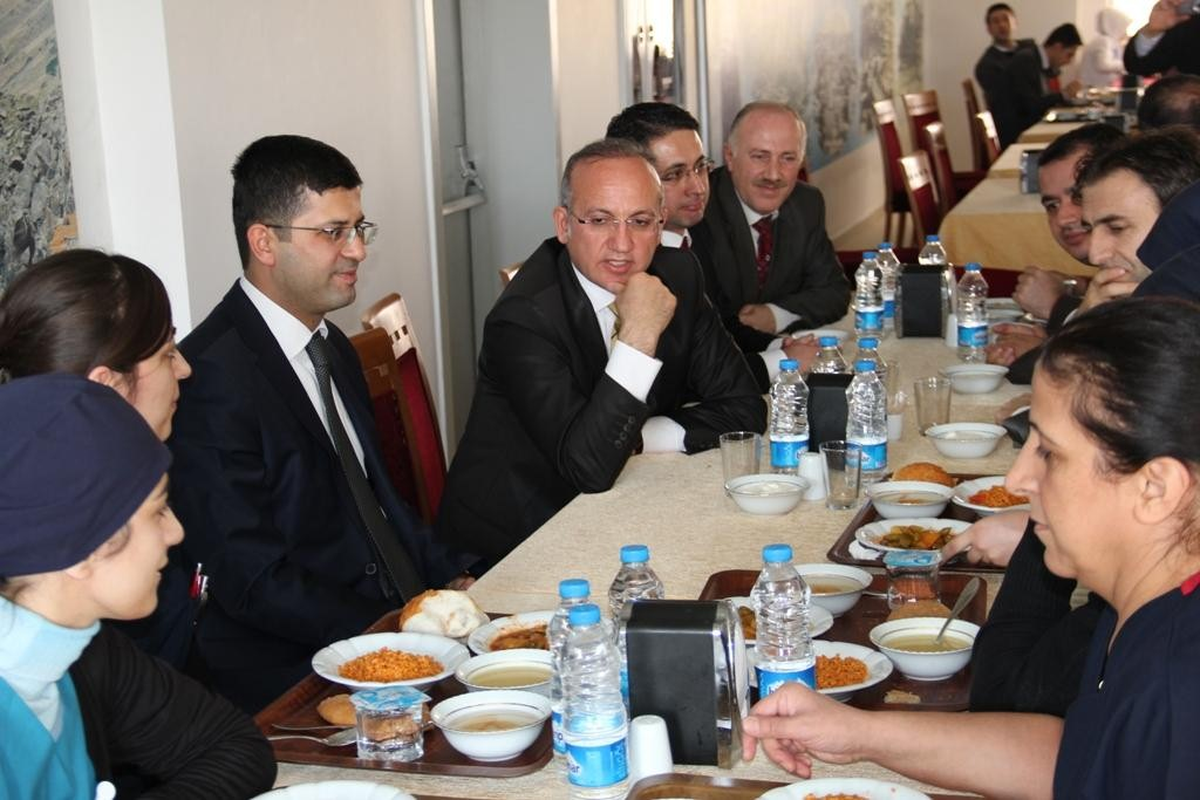 Vali Yurdakul Hastane Çalışanları ile Yemekte Buluştu