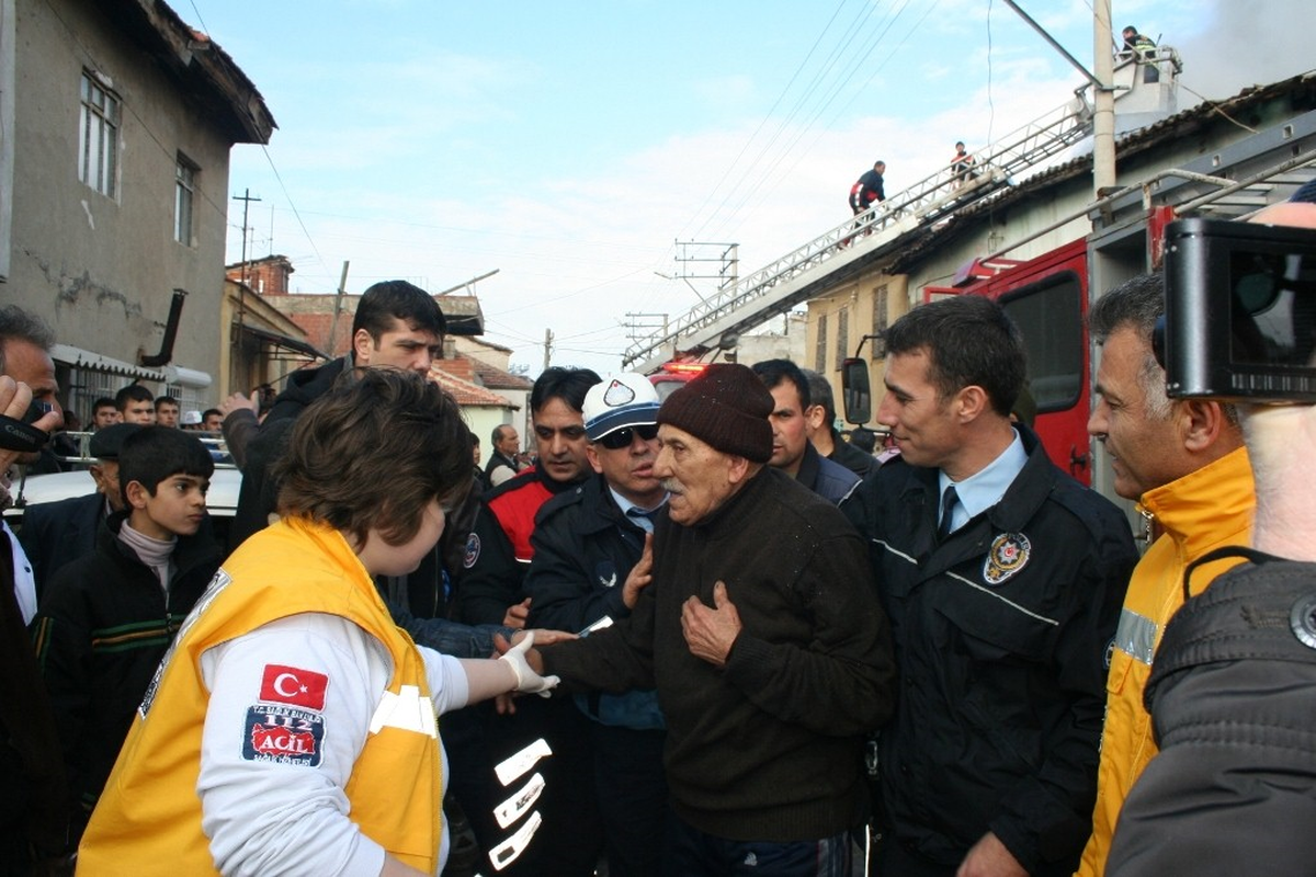 Yanan Evini Terk Etmek İstemedi